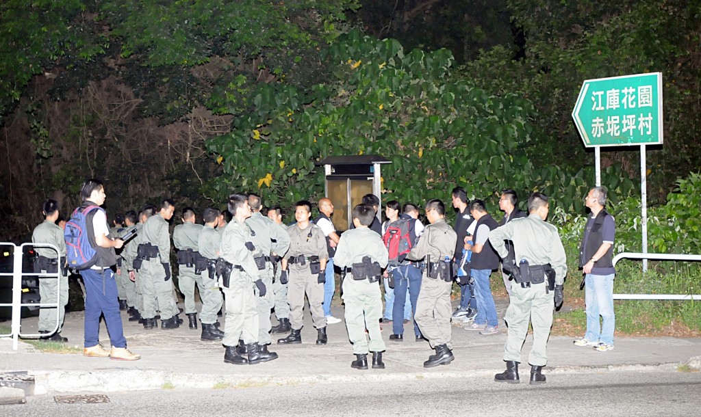 警方对案件极度重视，大批警员上山搜索。