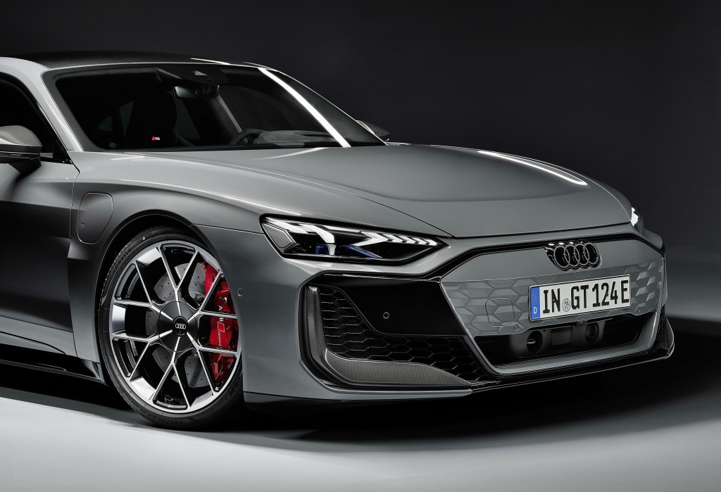 電動超跑奧迪Audi e-tron GT新版性能躍進，入門版採用鋼製煞車碟，兩款RS型號標配碳化鎢塗層煞車碟。