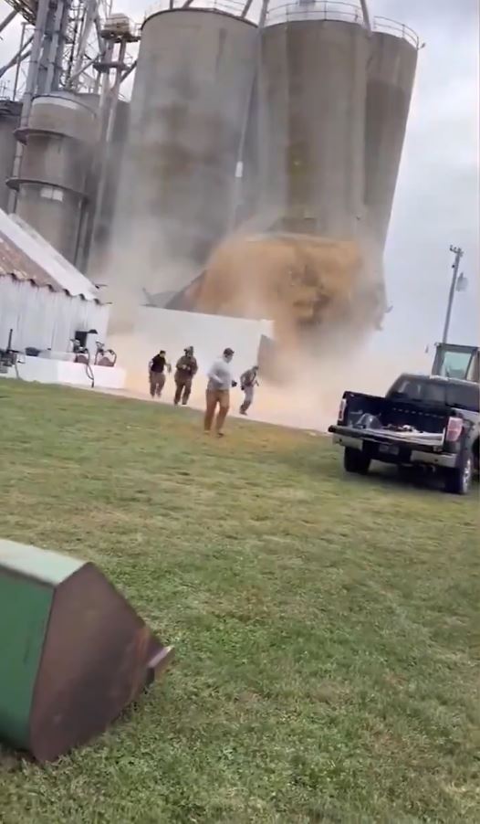 美国失去中国市场后，大豆滞销逼爆谷仓。X@Watseka Fire Department
