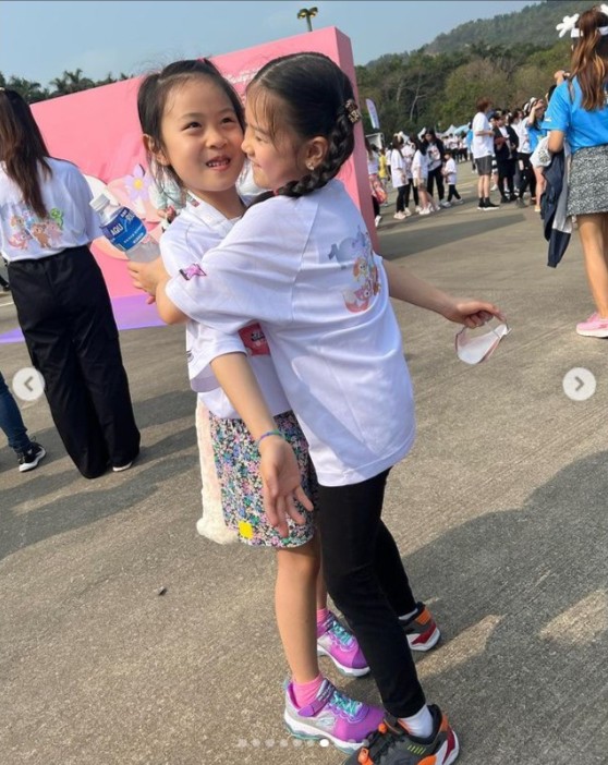 鍾麗淇一家與湯盈盈一家參加香港迪士尼樂園相隔三年再舉行的跑步賽。