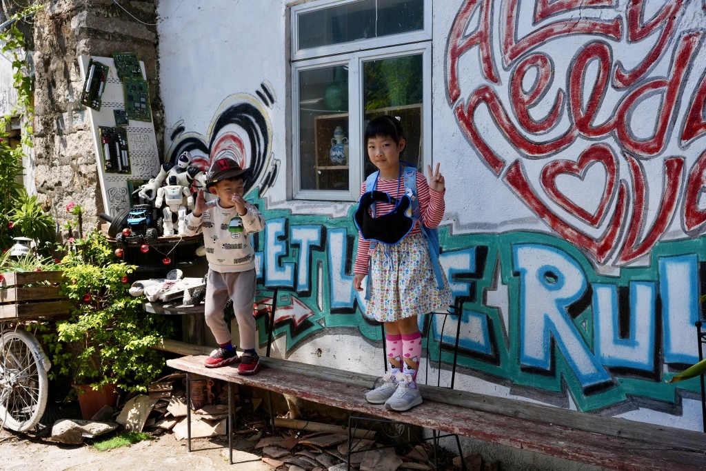 牛皮廠隱藏於永安街內， 門口滿是色彩繽紛的塗鴉。（圖片來源：《親子王》）