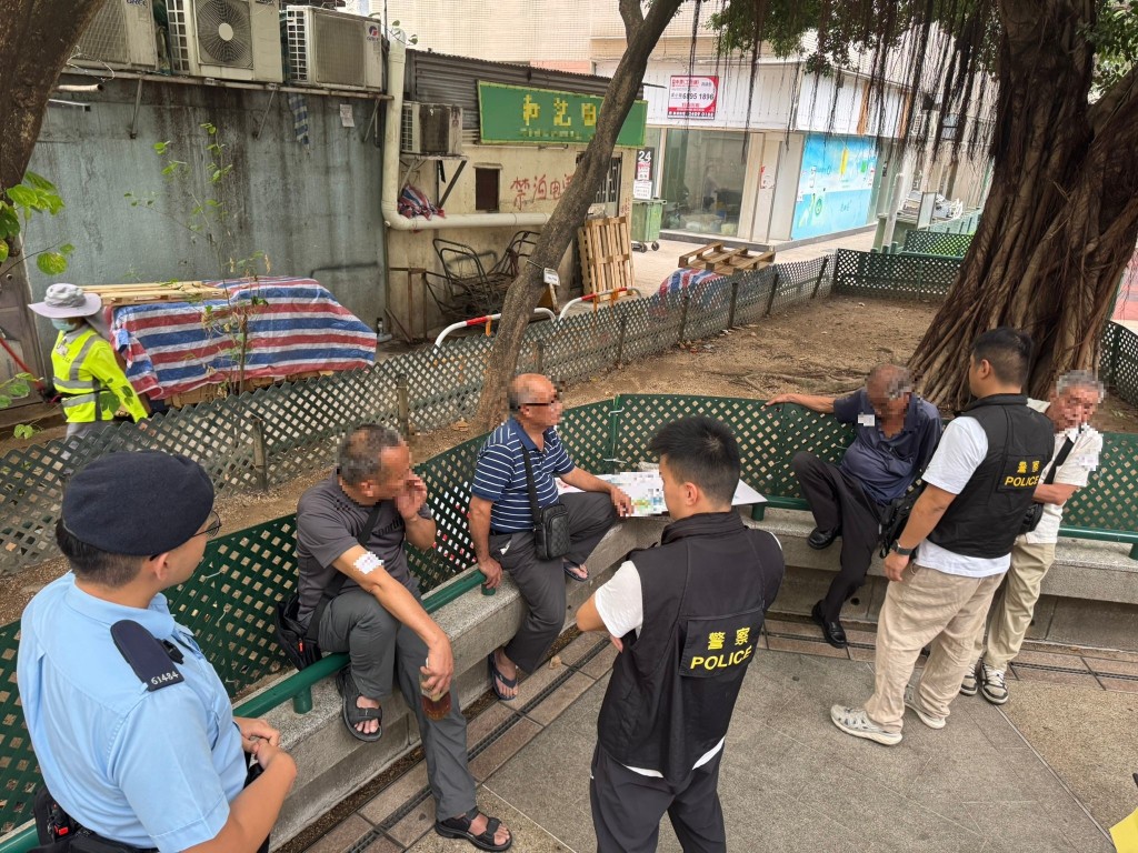 警方以涉嫌「在賭場以外任何場所或在街道上進行賭博」拘捕12人，年紀最大為91歲。警方提供