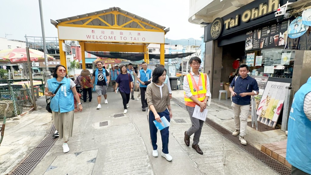 民政事務總署聯同渠務署、土木工程拓展署及消防處等不同部門，一行30多人前往大澳視察防風防汛設施，並探訪居民提供協助。