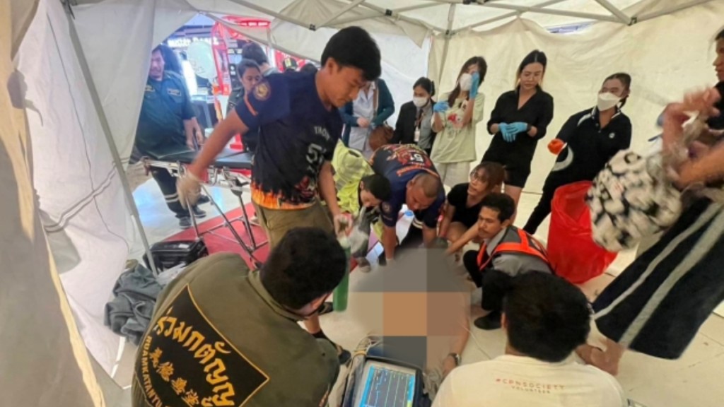 男生墮樓後現場接受急救。泰國頭條新聞