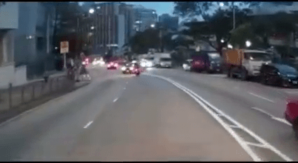 鐵騎士收掣不及，猛撼的士車身。車cam L（香港群組）FB網片