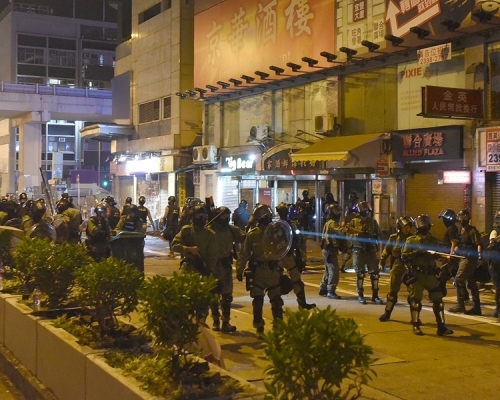警方當晚在旺角驅散示威者。資料圖片