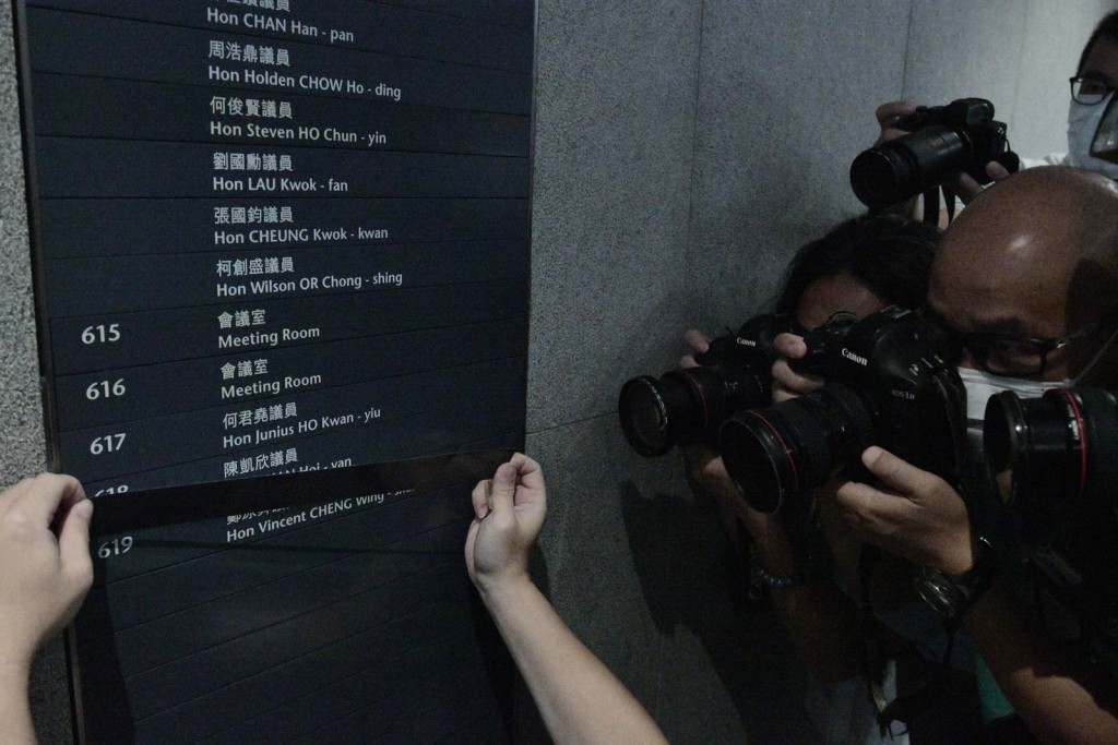立法會秘書處遮蓋陳凱欣水牌。