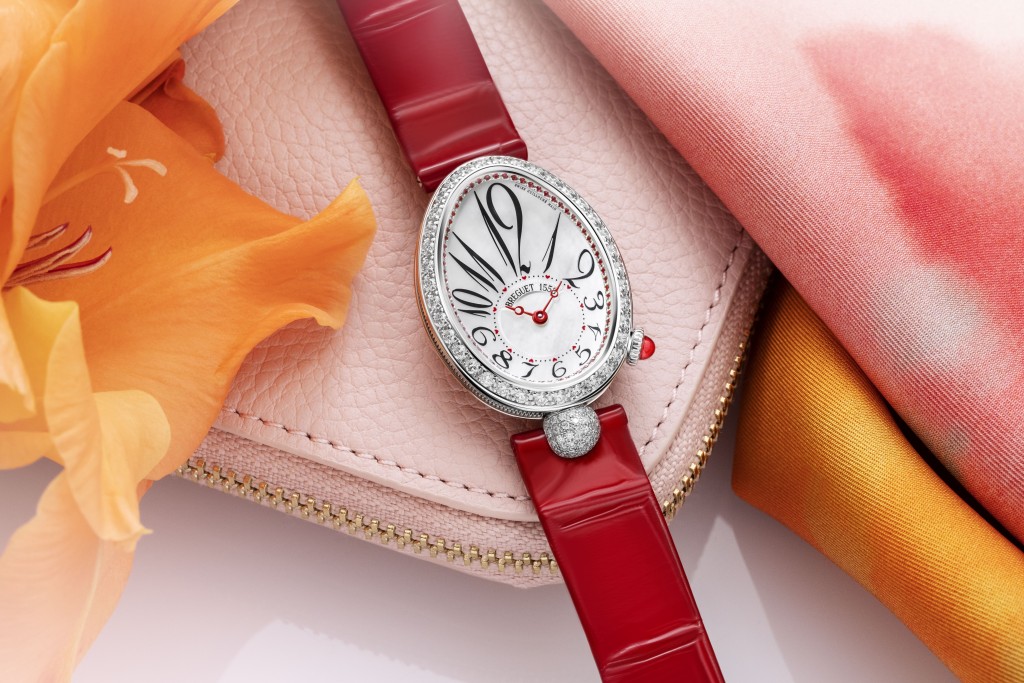 Reine de Naples Ref. 8925，在白色貝母錶盤上綴以紅色細節。