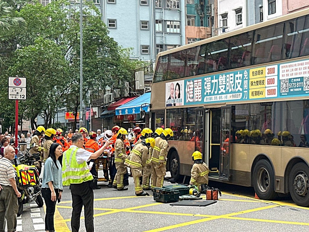 消防員將傷者救出。黃淑雯議員提供 消防員將傷者救出。黃淑雯議員提供