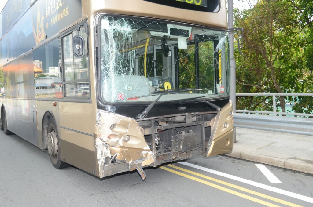 九巴車頭損毀,部分擋風玻璃破裂。