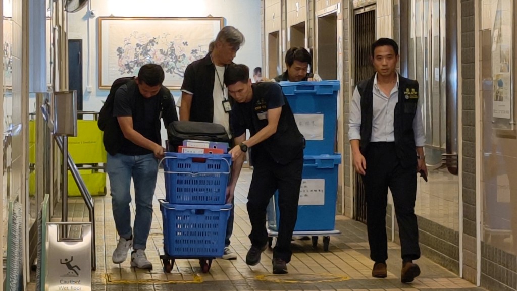 探員上臺日電梯柴灣辦公室蒐證。黃文威攝 探員上臺日電梯柴灣辦公室蒐證。黃文威攝