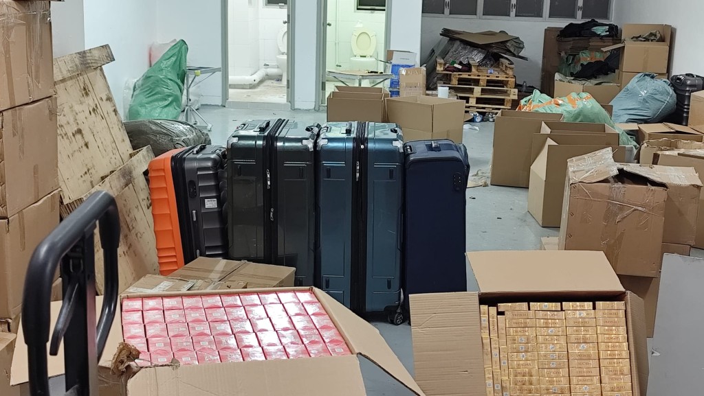 有旅客入境時將私煙存放在行李箱內。曾志恒攝