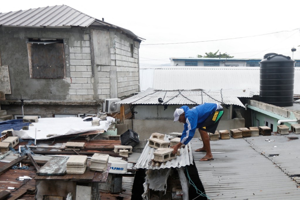 海边居民在飓风来临前做好准备。美联社