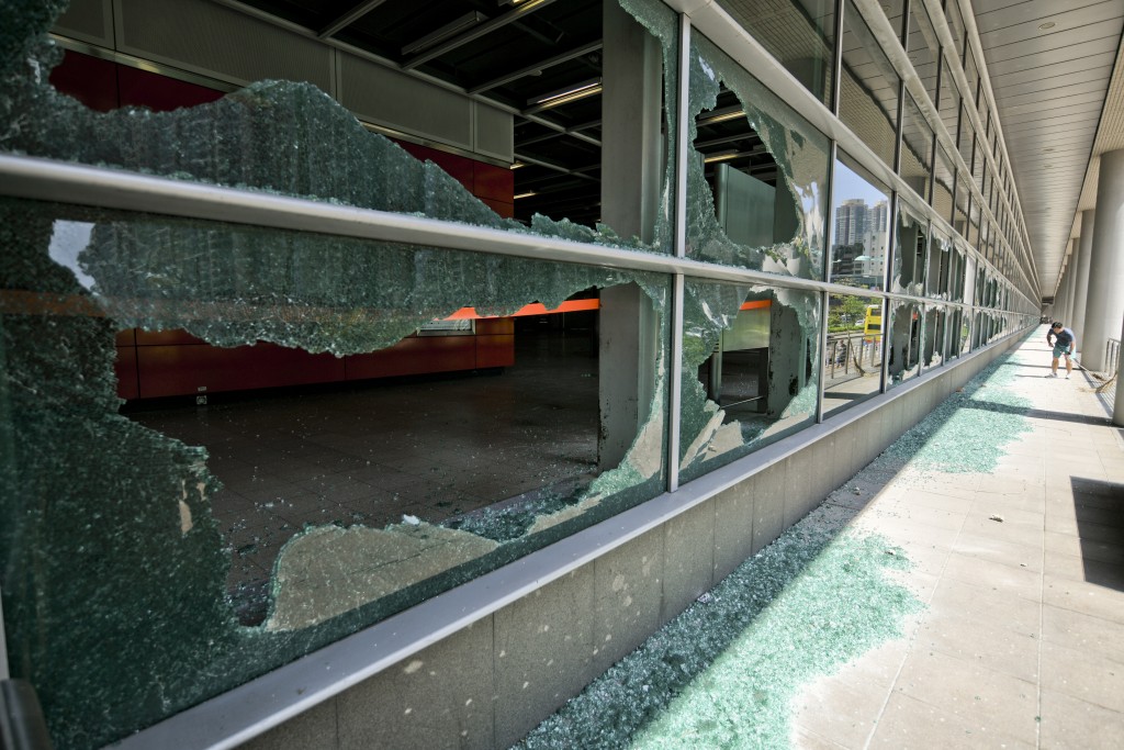 將軍澳站於2019年10月遭大肆破壞，落地玻璃被砸得粉碎。資料圖片