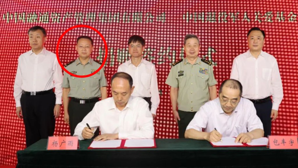 2022年8月1日，退役軍人事務部舉行接受捐贈儀式，何松（紅圈）以中央軍委後勤保障部副部長身份出現。