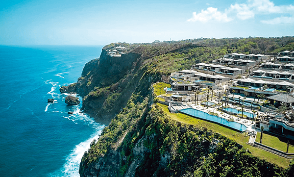 酒店位於峇里島的懸崖上，可以俯瞰印度洋，出名有海天一色的靚景，睇日落最正，是舉行婚禮和度蜜月勝地。