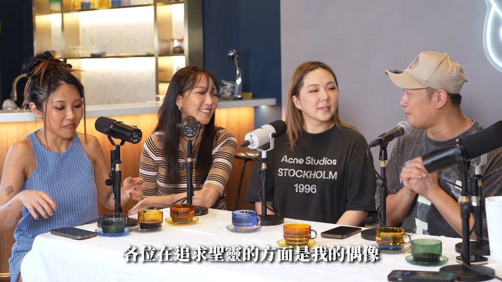 吳浩康(右)在節目《Better Together》中分享信仰，坦言視鍾舒漫(左二)及其他主持為「追求聖靈的偶像」。（節目截圖：《Better Together Hong Kong》）