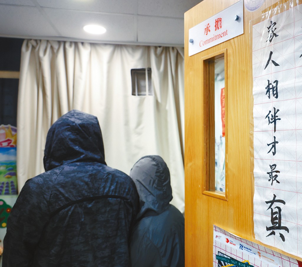 陳氏夫婦（化名）的幼子因沉迷外圍賭博，欠下數十萬元賭債，他們無奈將全副積蓄幫手還錢。
