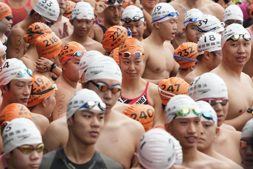 维港泳吸引不少市民参加。