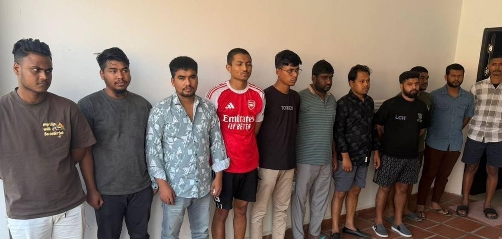 金邊警方於1月16日拘捕涉嫌從事網絡詐騙外籍人員共75人。柬中時報