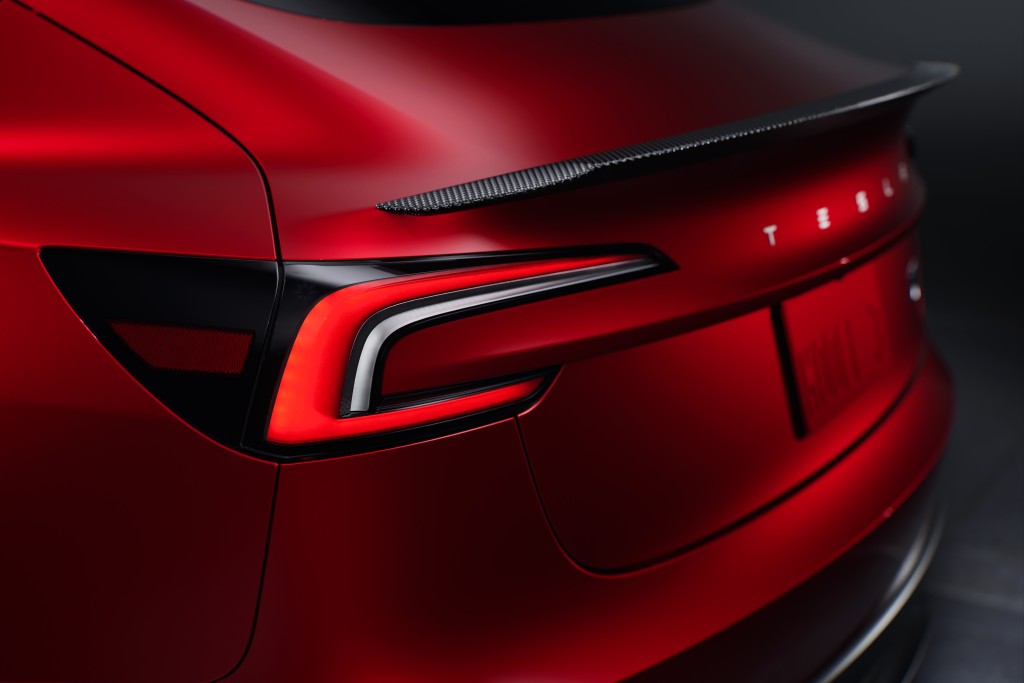 Tesla Model 3 Performance AWD高性能版配備碳䃸維尾翼。