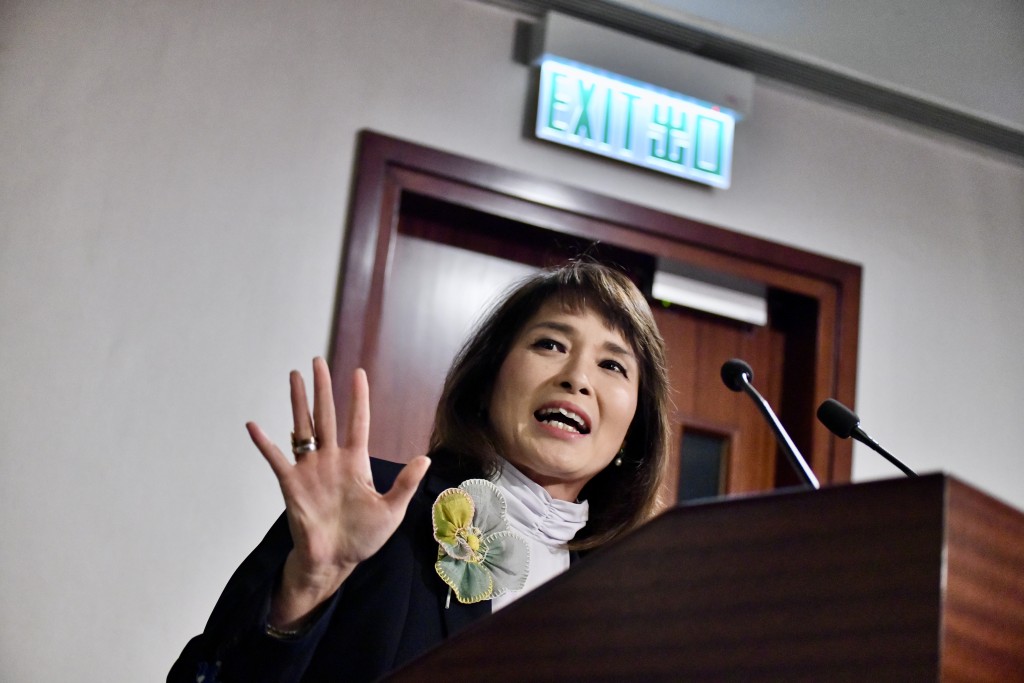 此前放棄連任記者會上，江玉歡原本想電視劇《笑傲江湖》主題曲《滄海一聲笑》。資料圖片