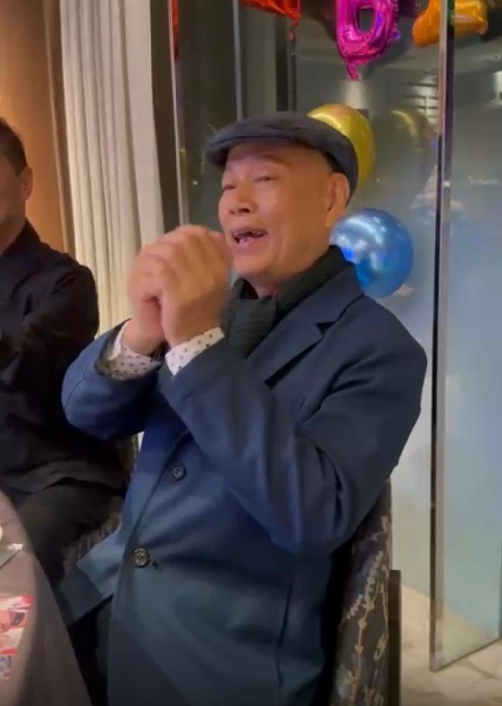 兩夫妻更合十雙手,禮貌互相「請請」,好溫馨。 兩夫妻更合十雙手,禮貌互相「請請」,好溫馨。