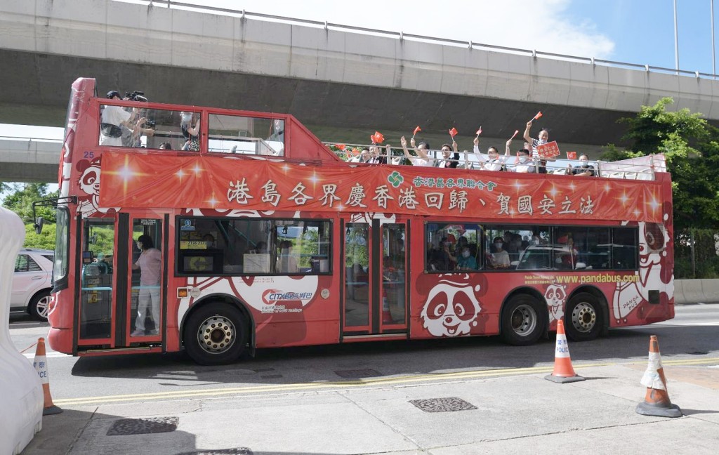 香港島各界聯合會於中聯辦門外揮旗，支持立法。