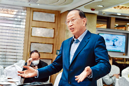 ■足总主席贝钧奇强调会上鼓掌表达谢意，绝非表决议案。