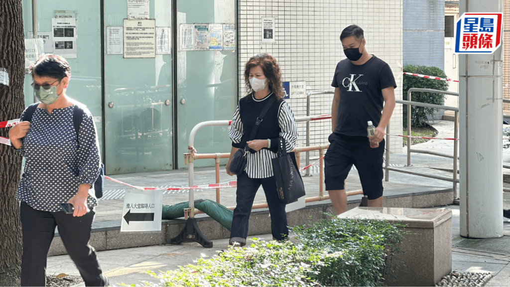 死者兒子到殮房認屍。梁國峰攝