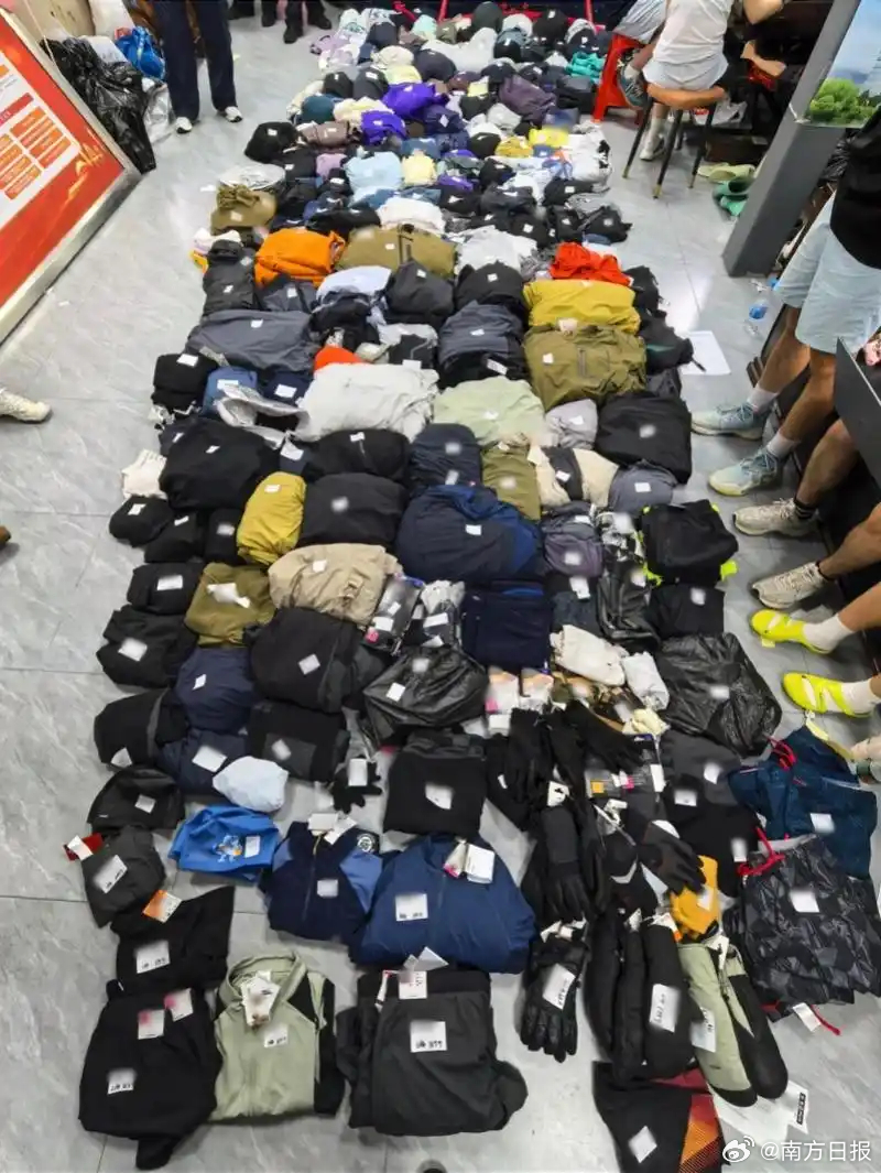 男子先後從運動服裝店偷竊最少近1100件衣飾。微博@南方日報 男子先後從運動服裝店偷竊最少近1100件衣飾。微博@南方日報