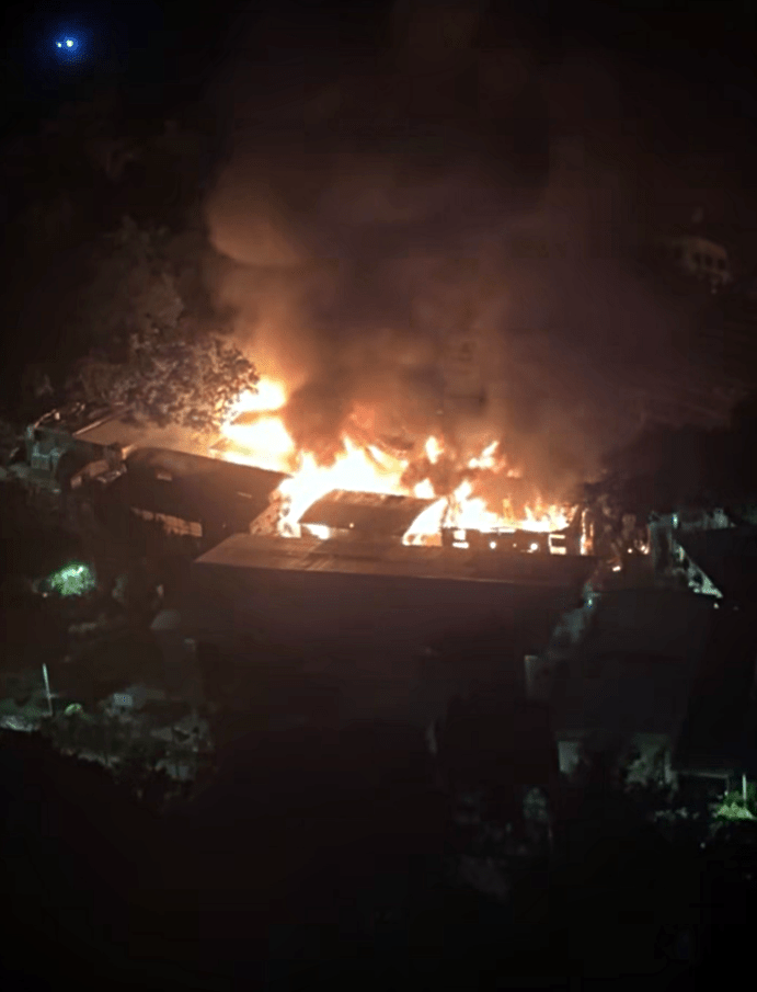 鐵皮屋火光熊熊。fb：清河邨 & 祥龍圍邨