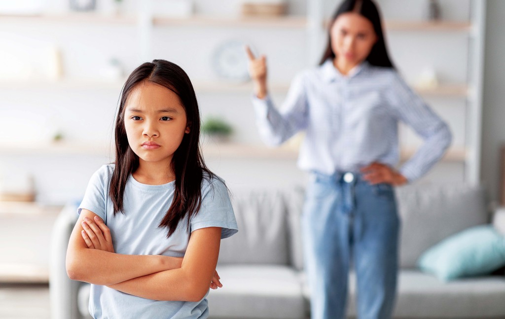 遇有子女出現情緒問題,家長要「先連結,後糾正」,先關心小朋友的情緒與行為,才慢慢跟他講道理。 遇有子女出現情緒問題,家長要「先連結,後糾正」,先關心小朋友的情緒與行為,才慢慢跟他講道理。