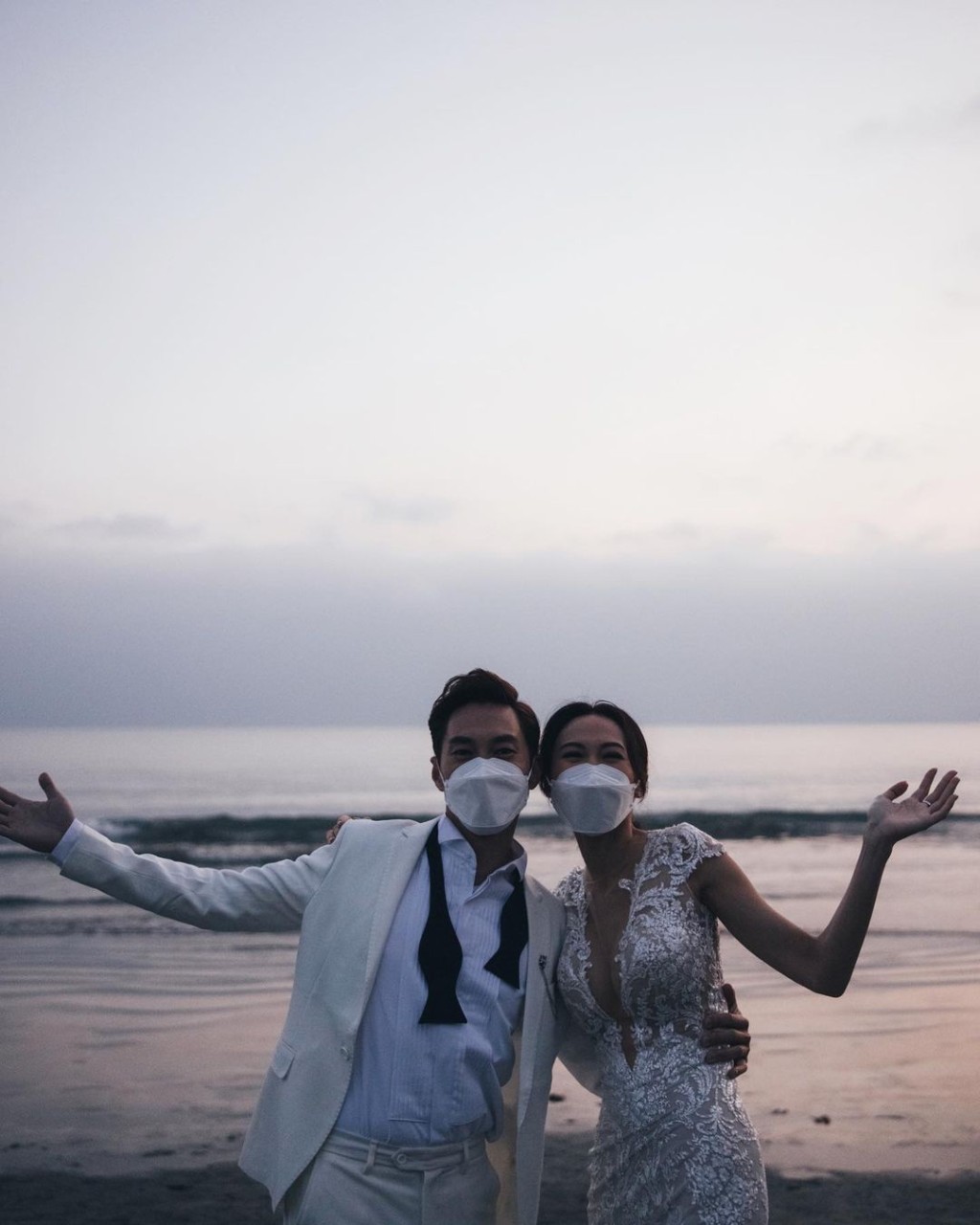 二人貼戴上口罩照稱在疫下舉行婚禮,因限聚令,嘉賓人數有所限制。