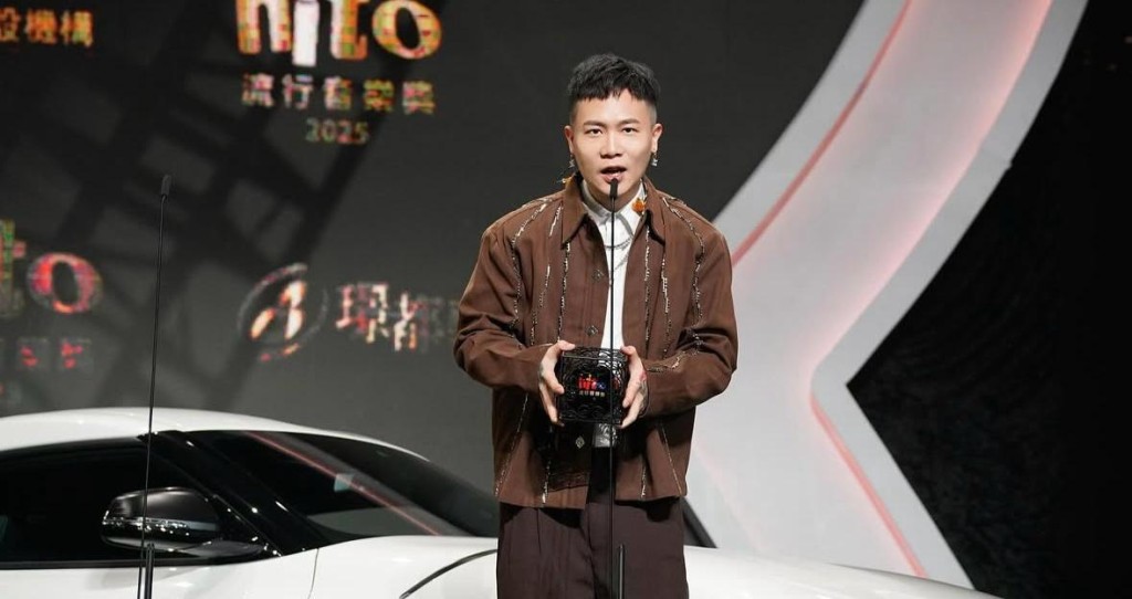 蕭秉治跟五月天鐵漢柔情合唱《外人》。 蕭秉治跟五月天鐵漢柔情合唱《外人》。