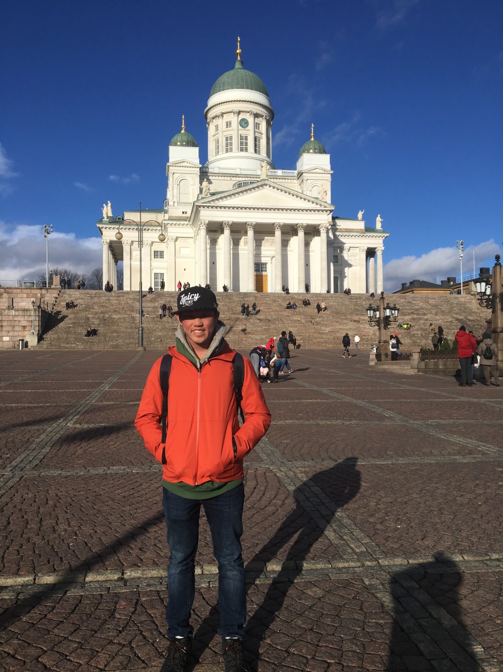 Gordon背後為芬蘭首都赫爾辛基其中一個地標赫爾辛基大教堂，又稱白教堂。