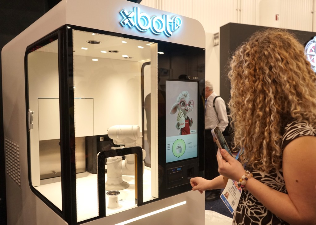 CES 2026，參觀者體驗影智XBOT冰淇淋機械人。 新華社