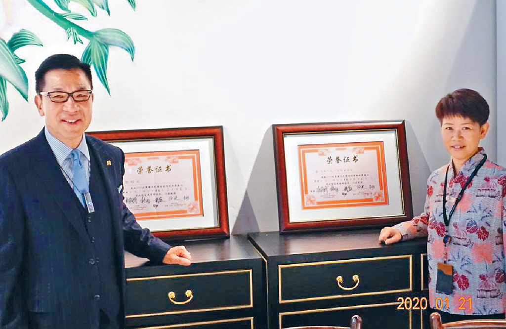 ■楊偉誠(左)與鍾珍珍開心分享得獎獎狀。