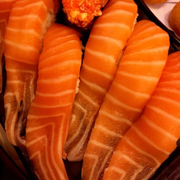 這款壽司的特色不只是壽司飯大大加量，飯上的三文魚刺身亦隨之而增量