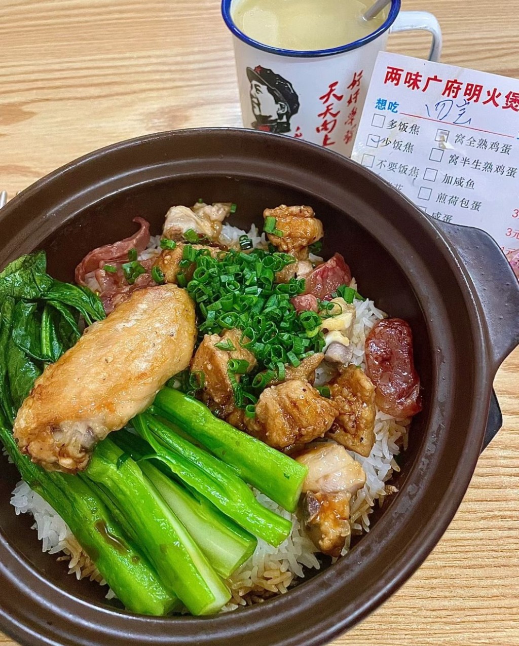 广州传统美食2024｜6. 两味煲仔饭 招牌四宝煲仔饭￥21，材料有排骨、腊肠、鸡肉、鸡翼，米饭不软不硬有嚼劲，一点点饭焦香脆。（图片来源：薄荷少甜mint＠小红书）