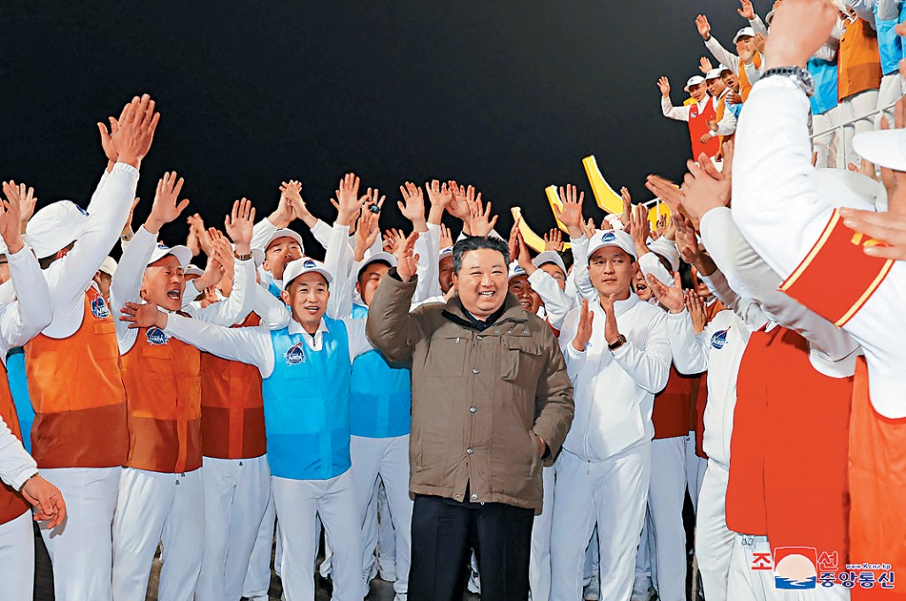 金正恩庆祝军事侦察卫星升空。