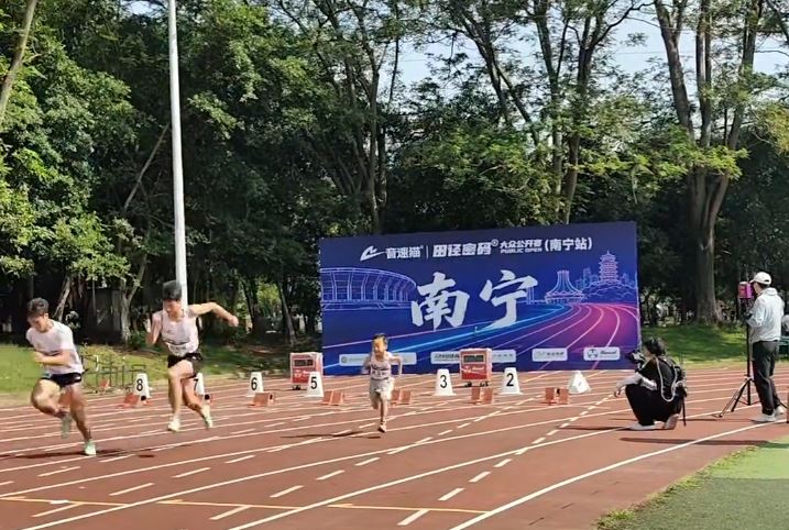 姚玉航面對一眾成人對手，絲毫不懼，認真地完成賽事。抖音