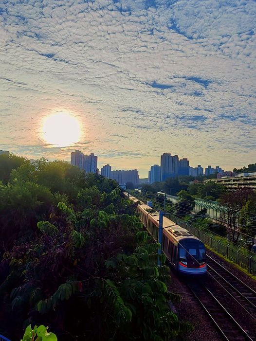 本港天空出現大片碎裂雲塊。天文台FB 