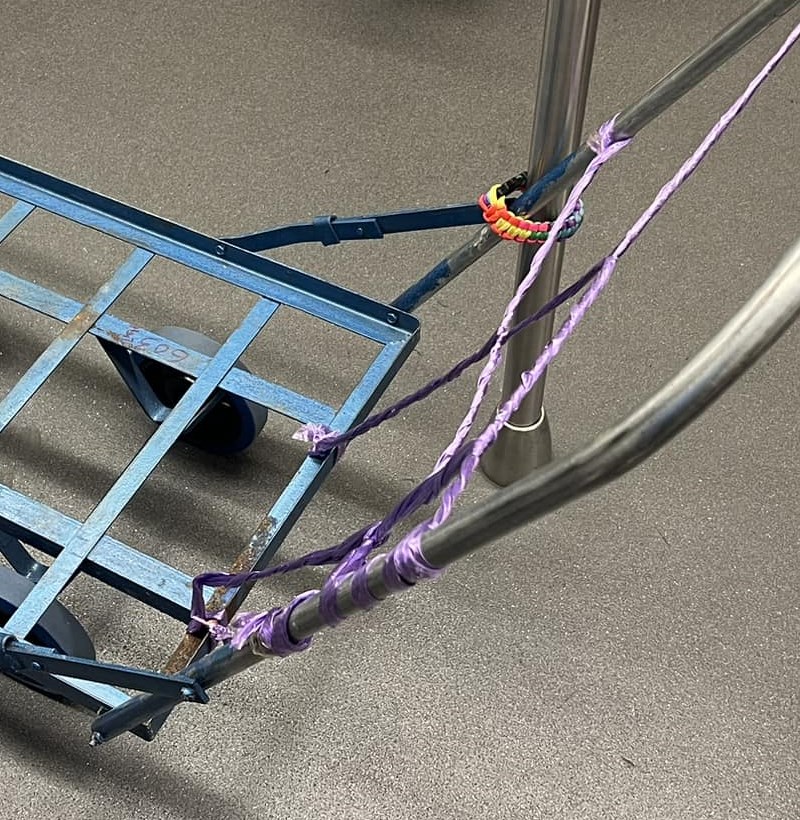 手推車綁有紫色繩。fb香港失物報失及認領群組截圖