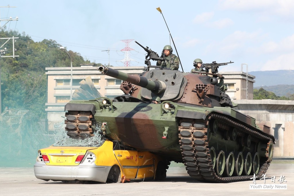 台軍曾演示用坦克壓毀出租車。
