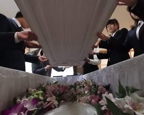 由預約籌備到化妝、蓋棺，客人都可以「體驗」。片段截圖