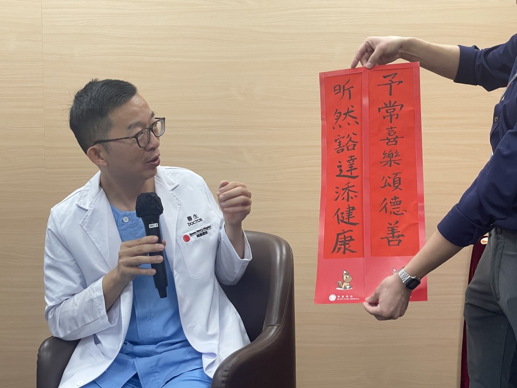 瑪麗醫院兒童及青少年科副顧問醫生蘇文庭十多年間，以寶寶名字為首，創作出約100組5字或7字對聯。