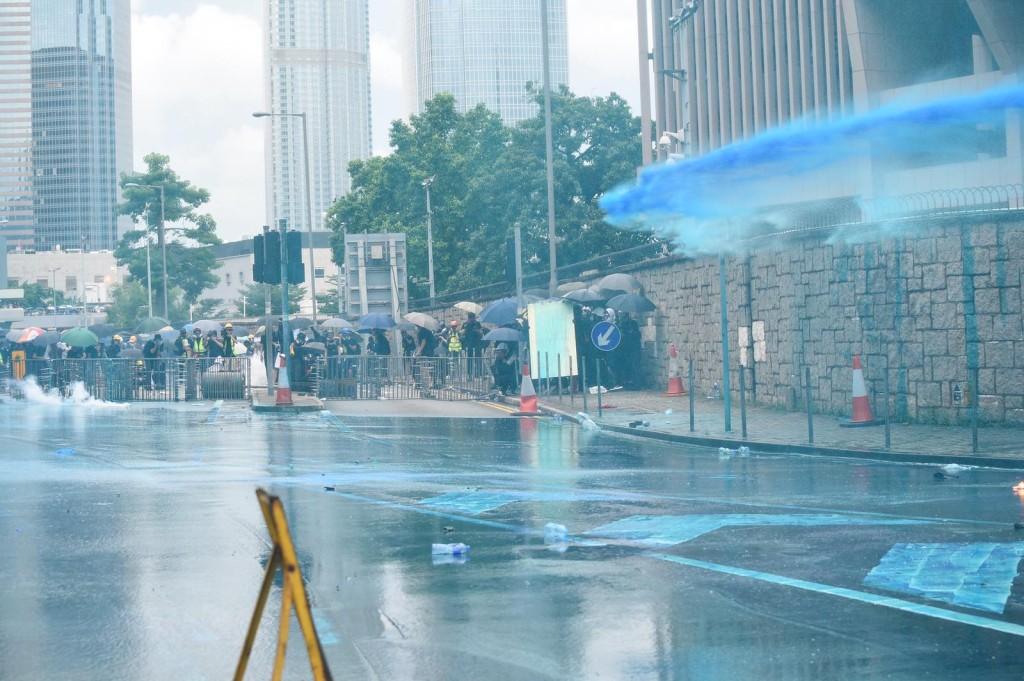 水炮車首次發射藍色水柱。