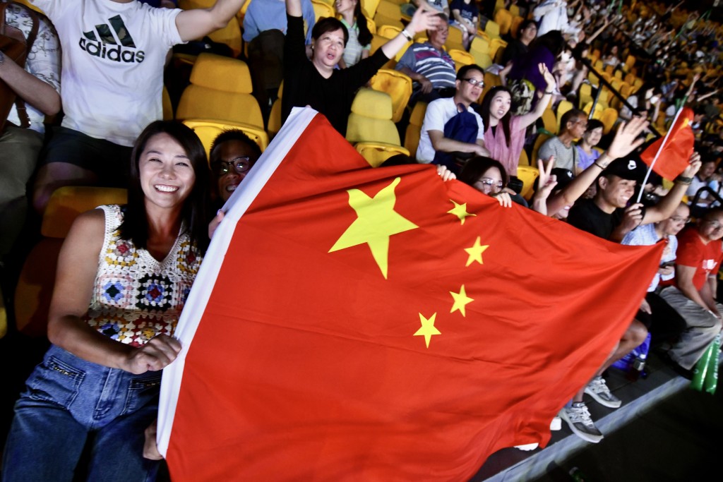 球迷手持中國國旗打氣。 盧江球攝