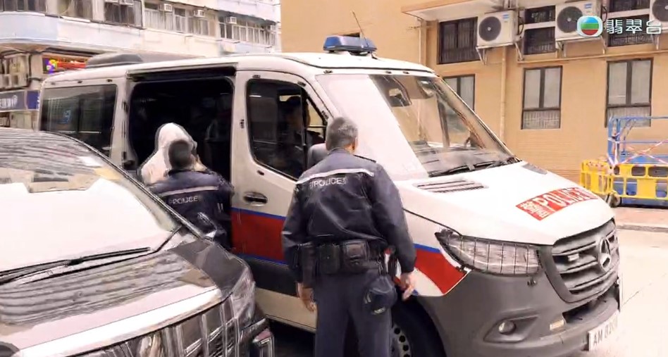 警方到場拘捕涉案男子。